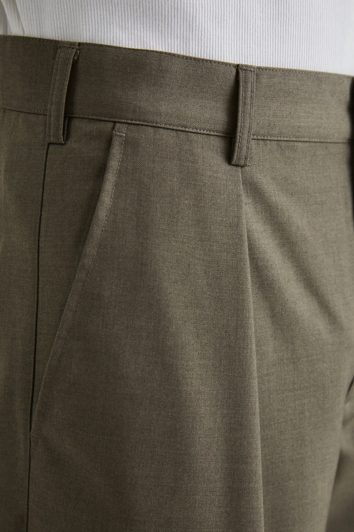 SOHO PLEATED PANTS - KHAKI