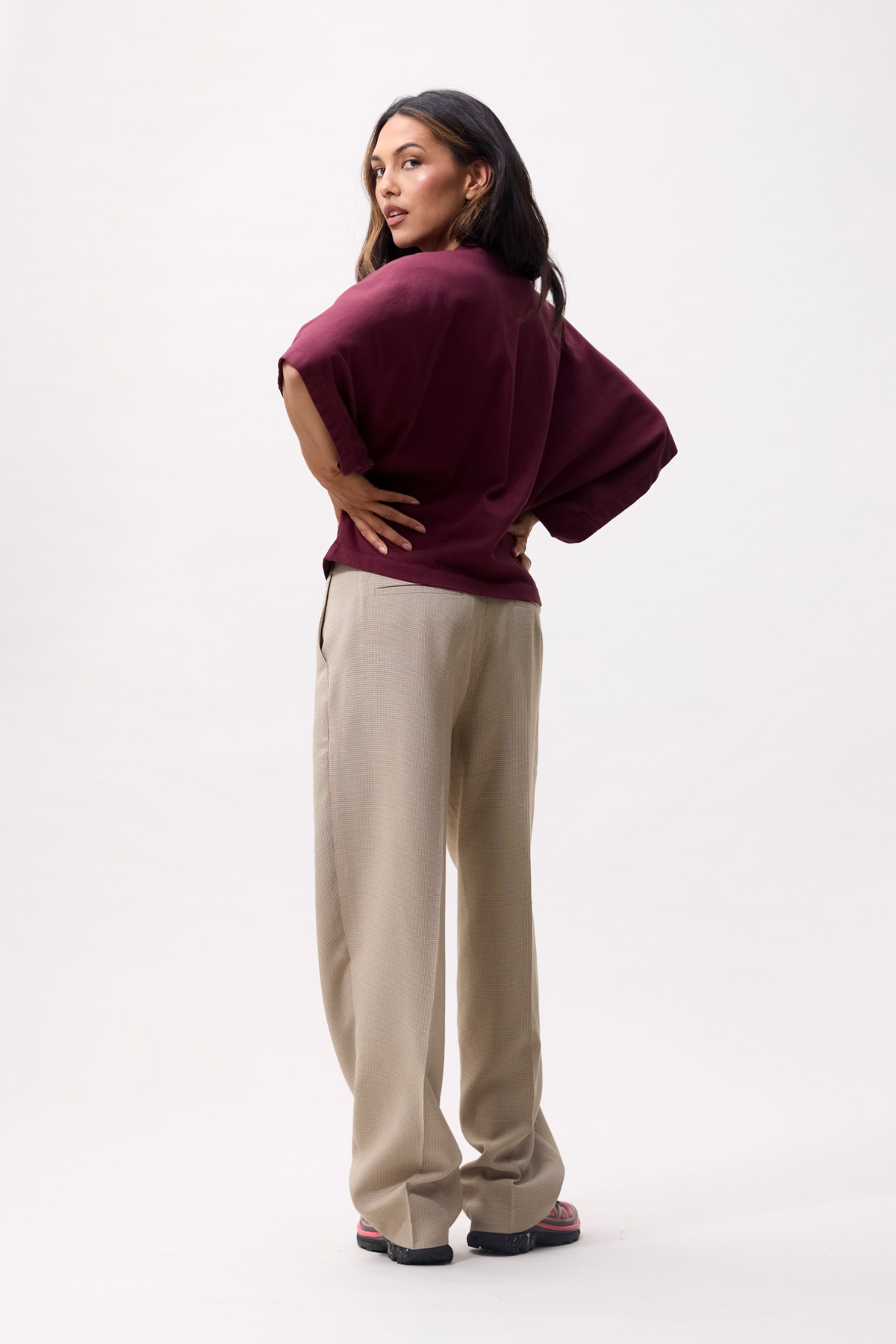 T-SHIRT MET VLEERMOUWEN - MERLOT