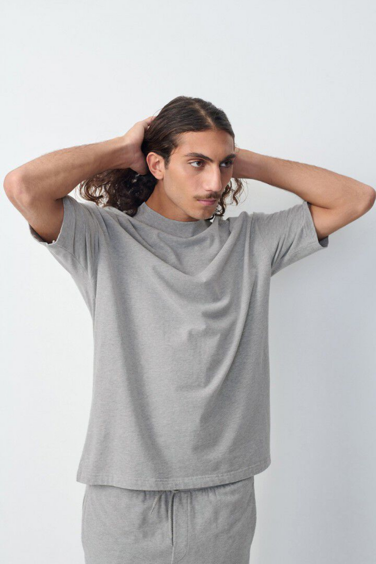 Model wearing the American Vintage fazy t-shirt in heather grey. Front view
