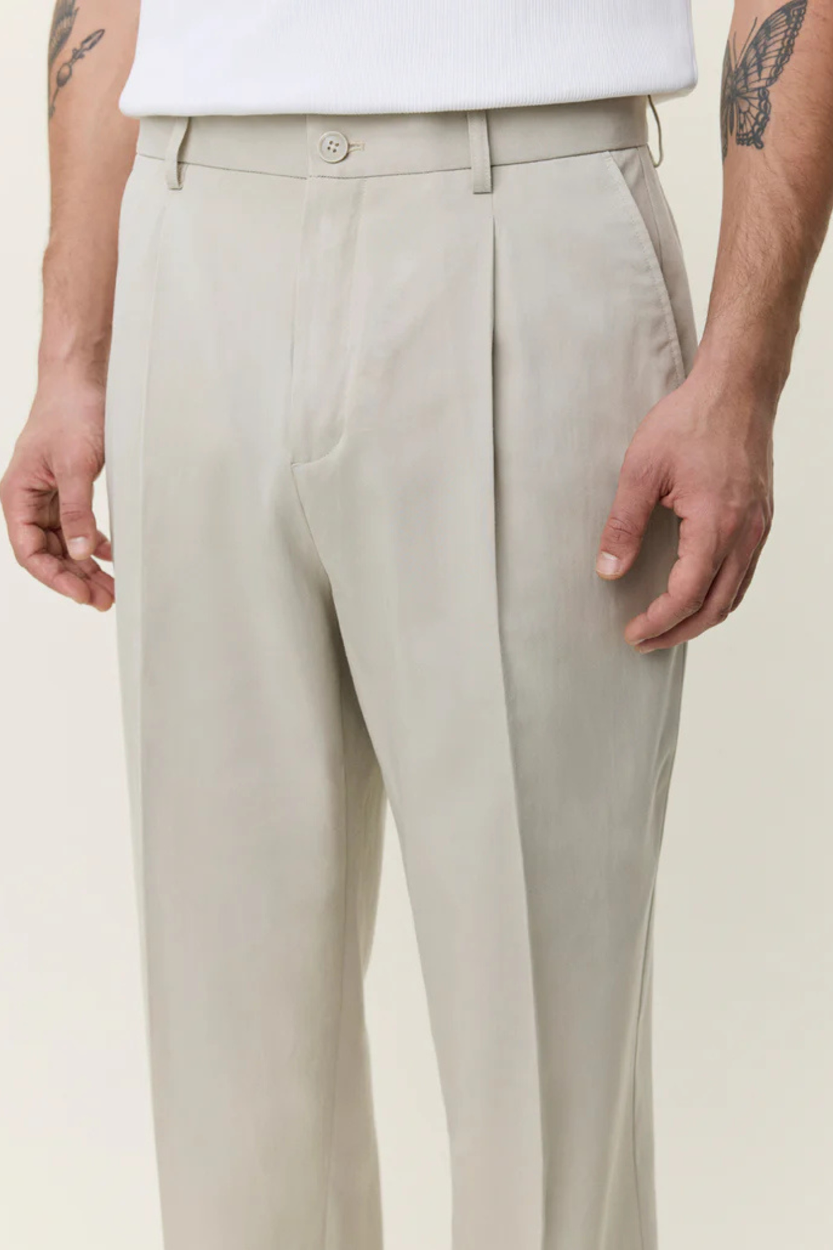 PANTALON DE COSTUME EN SERGÉ À PLIS - SABLE CLAIR