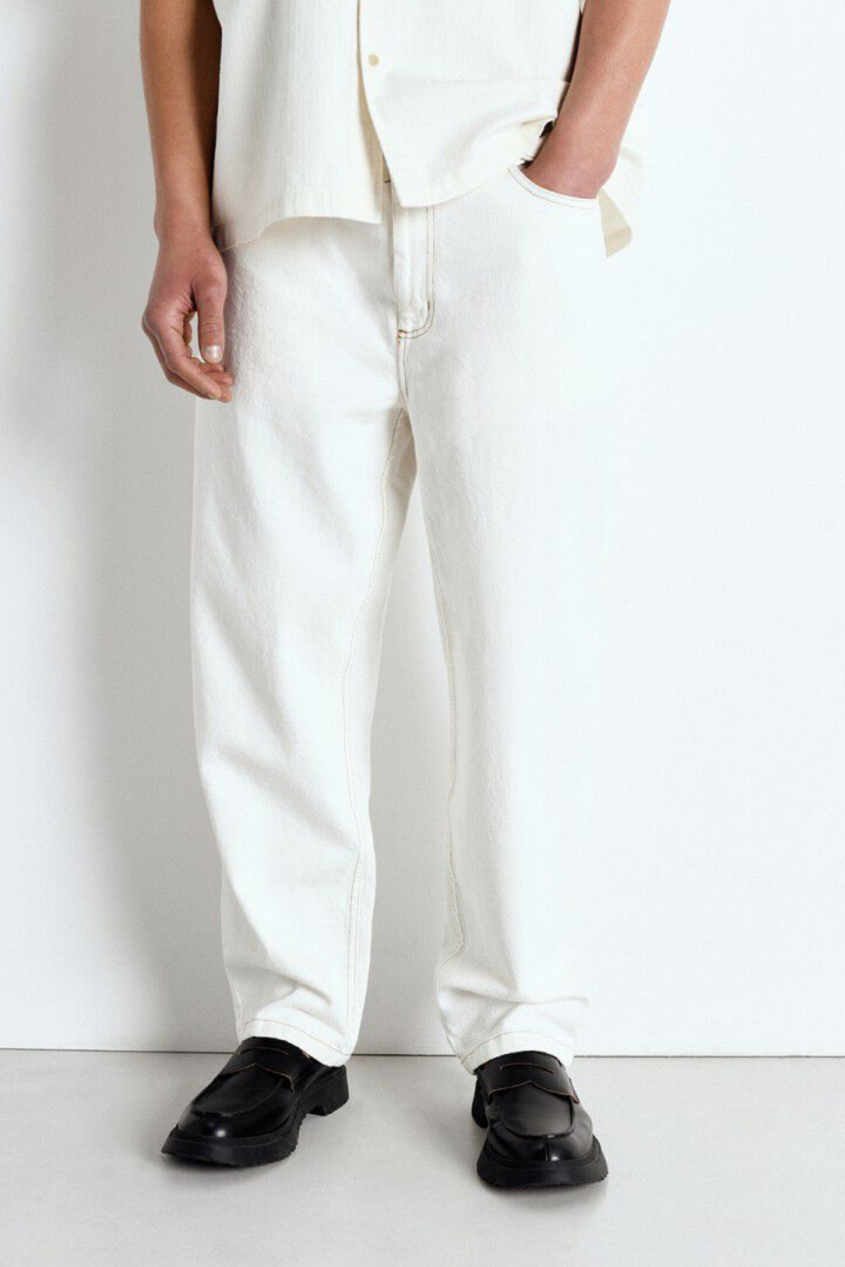Model wearing the American Vintage jozastreet jeans in off white. Front view