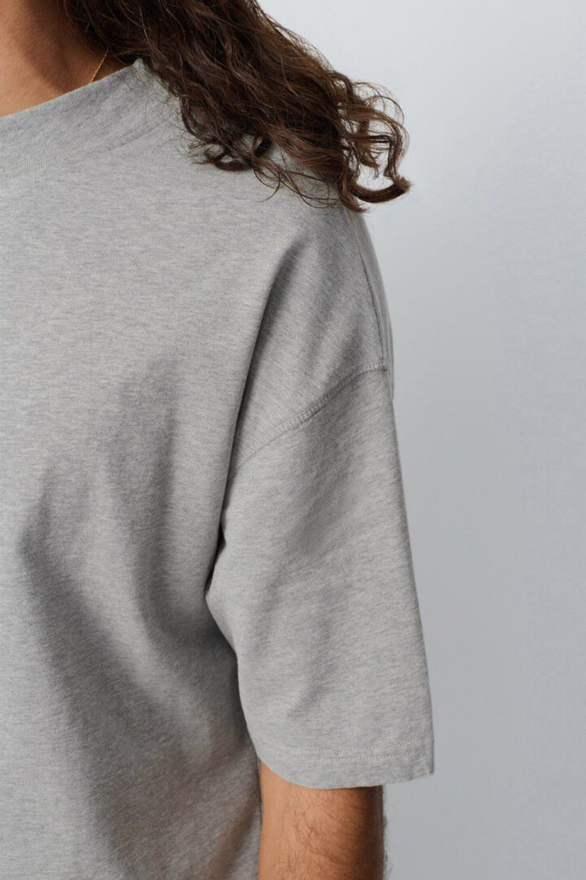 Model wearing the American Vintage fazy t-shirt in heather grey. Close front view
