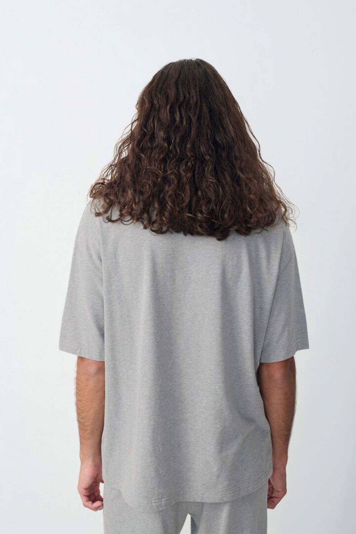 Model wearing the American Vintage fazy t-shirt in heather grey. Back view