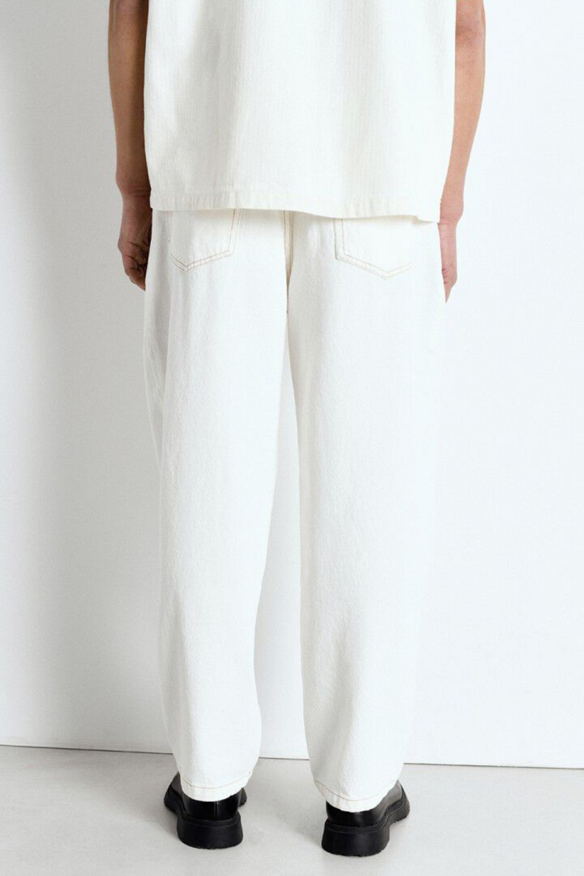 Model wearing the American Vintage jozastreet jeans in off white. Back view