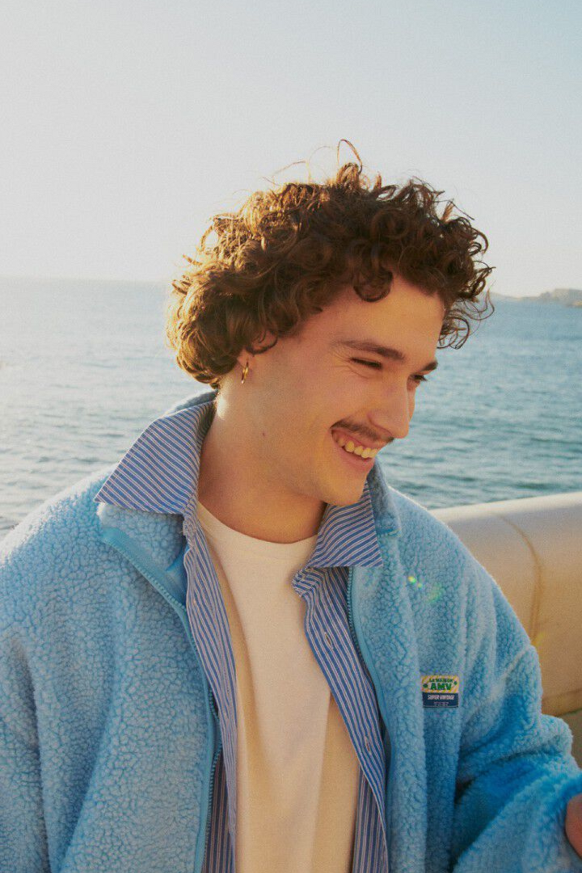 Model wearing the American Vintage hoktown jacket in sky blue. Front view
