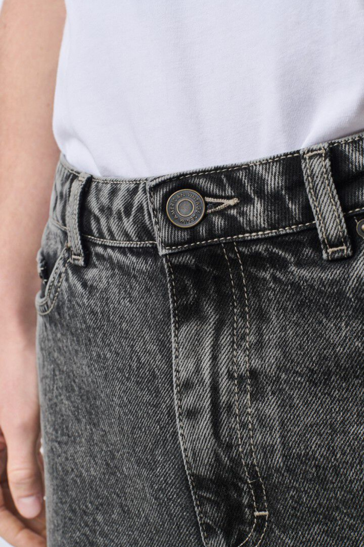 Model wearing the American Vintage yobday-b jeans in grey salt and pepper. Close front view