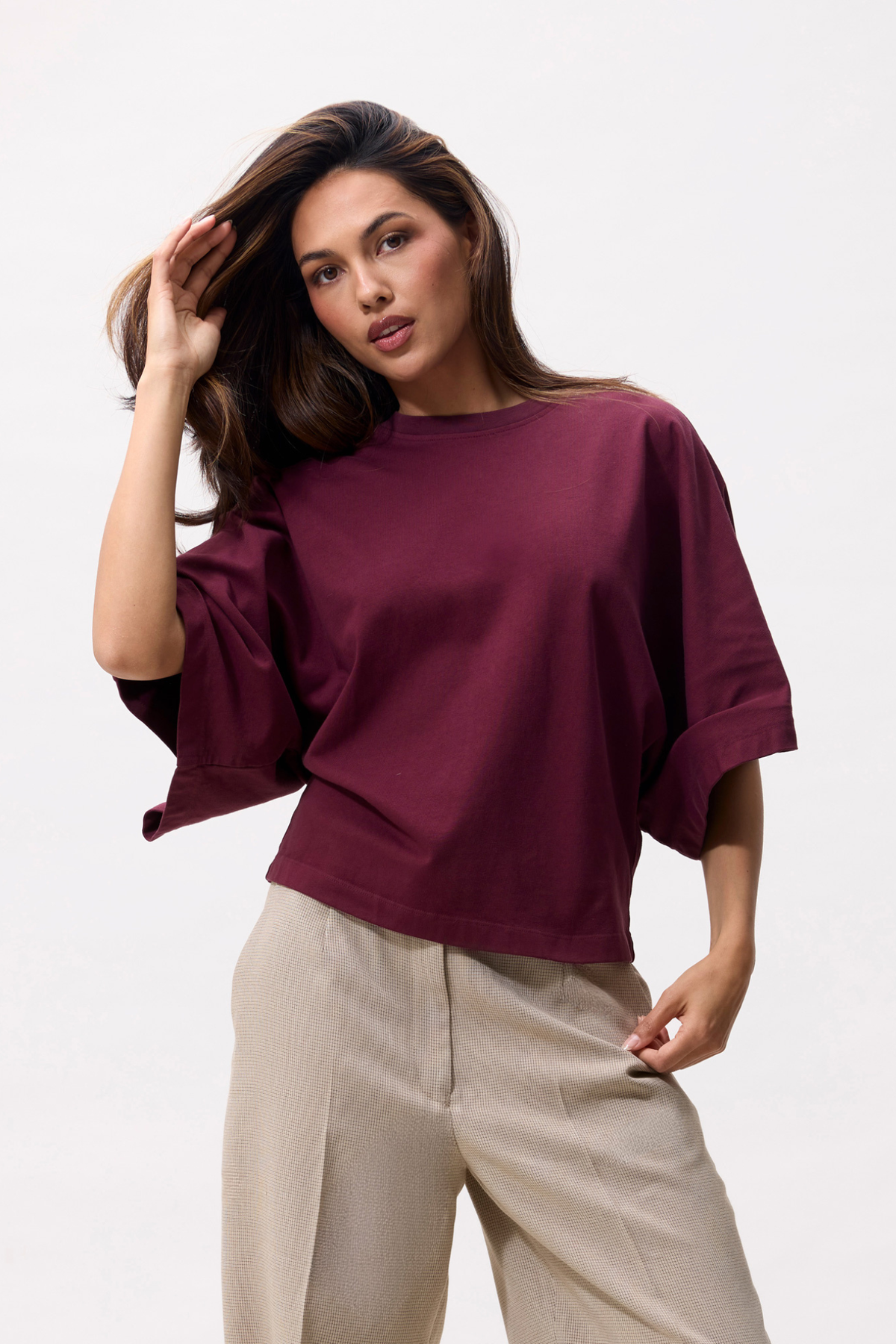 T-SHIRT MET VLEERMOUWEN - MERLOT