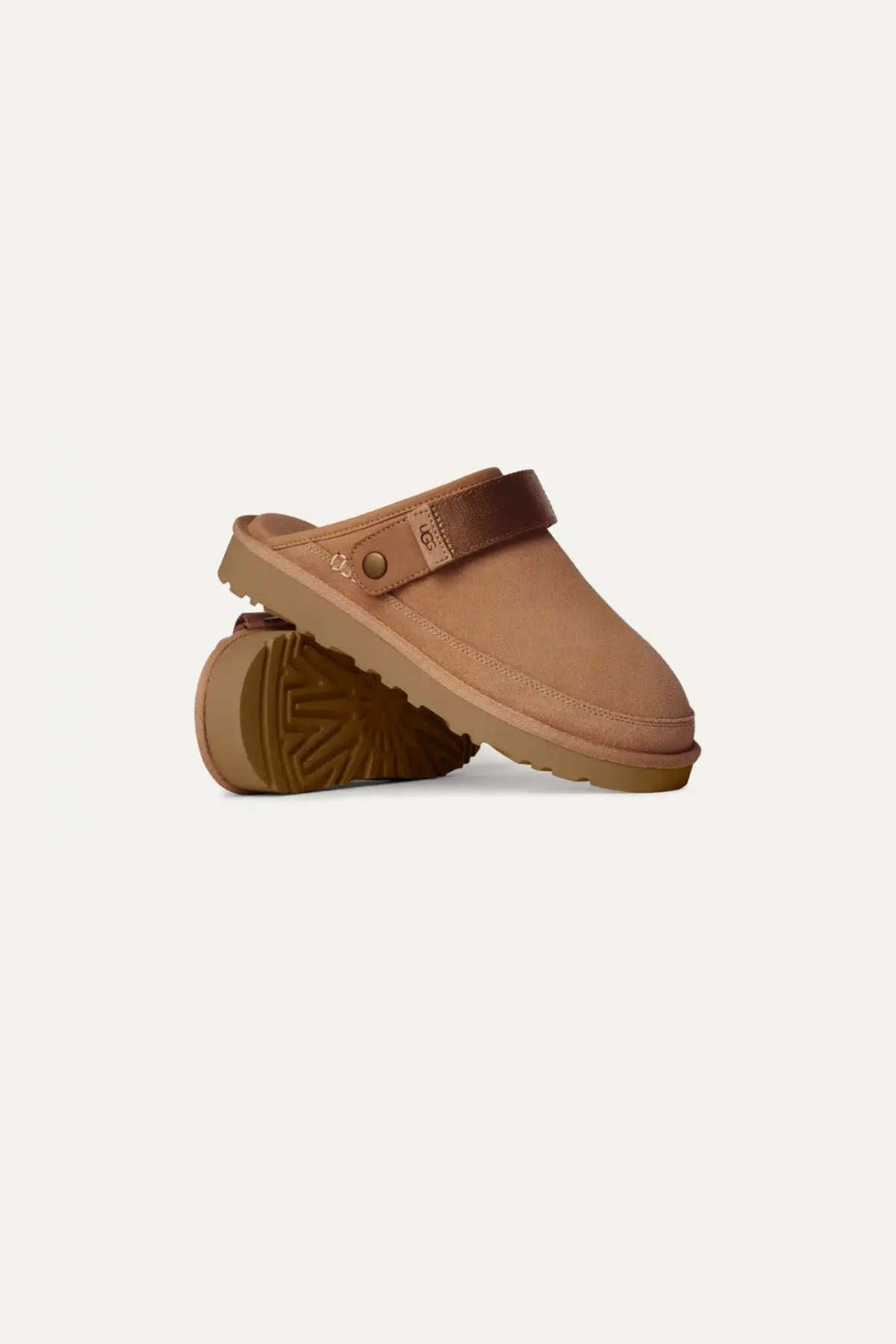 UGG man goldencoast clog in chestnut. Side view