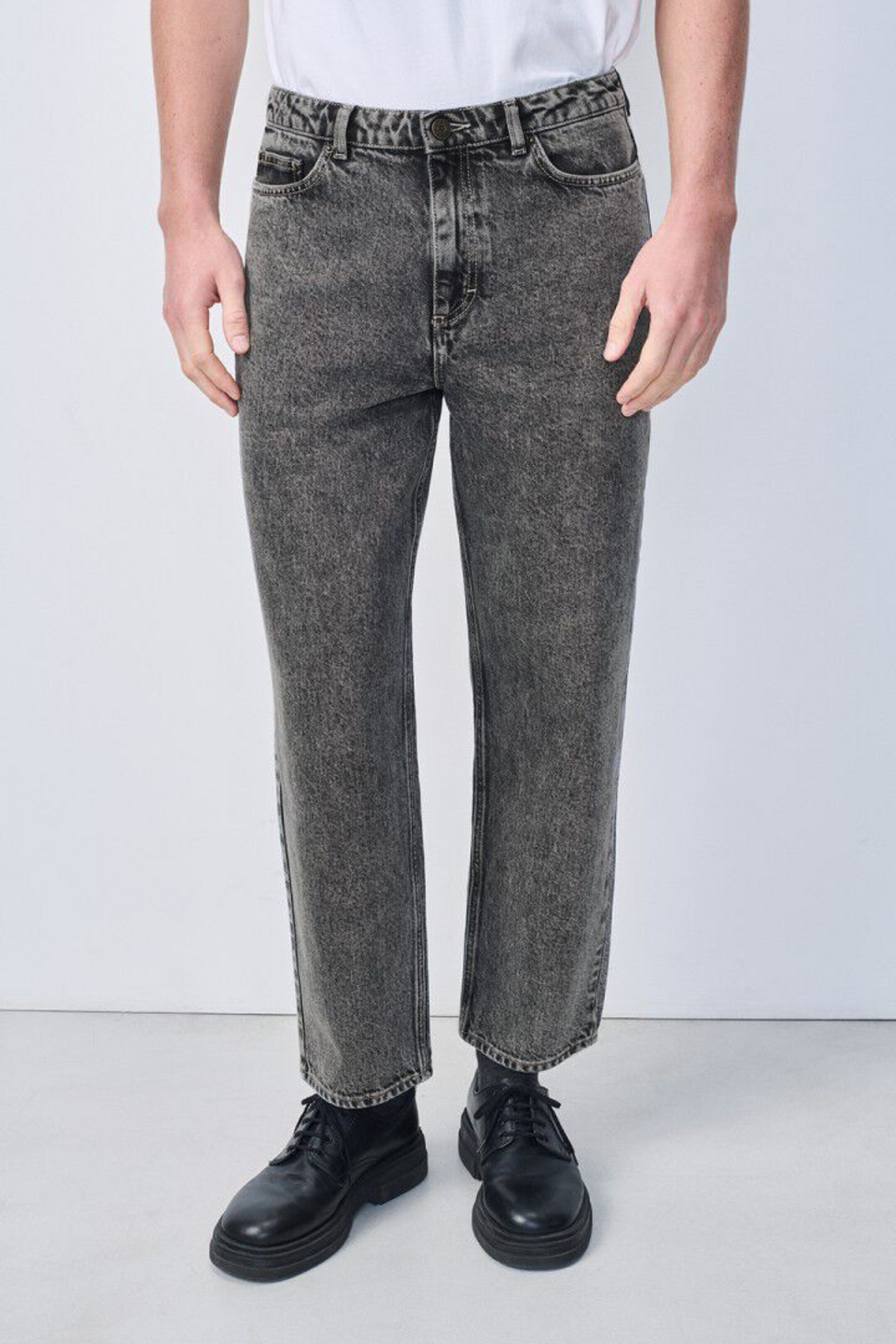 Model wearing the American Vintage yobday-b jeans in grey salt and pepper. Front view