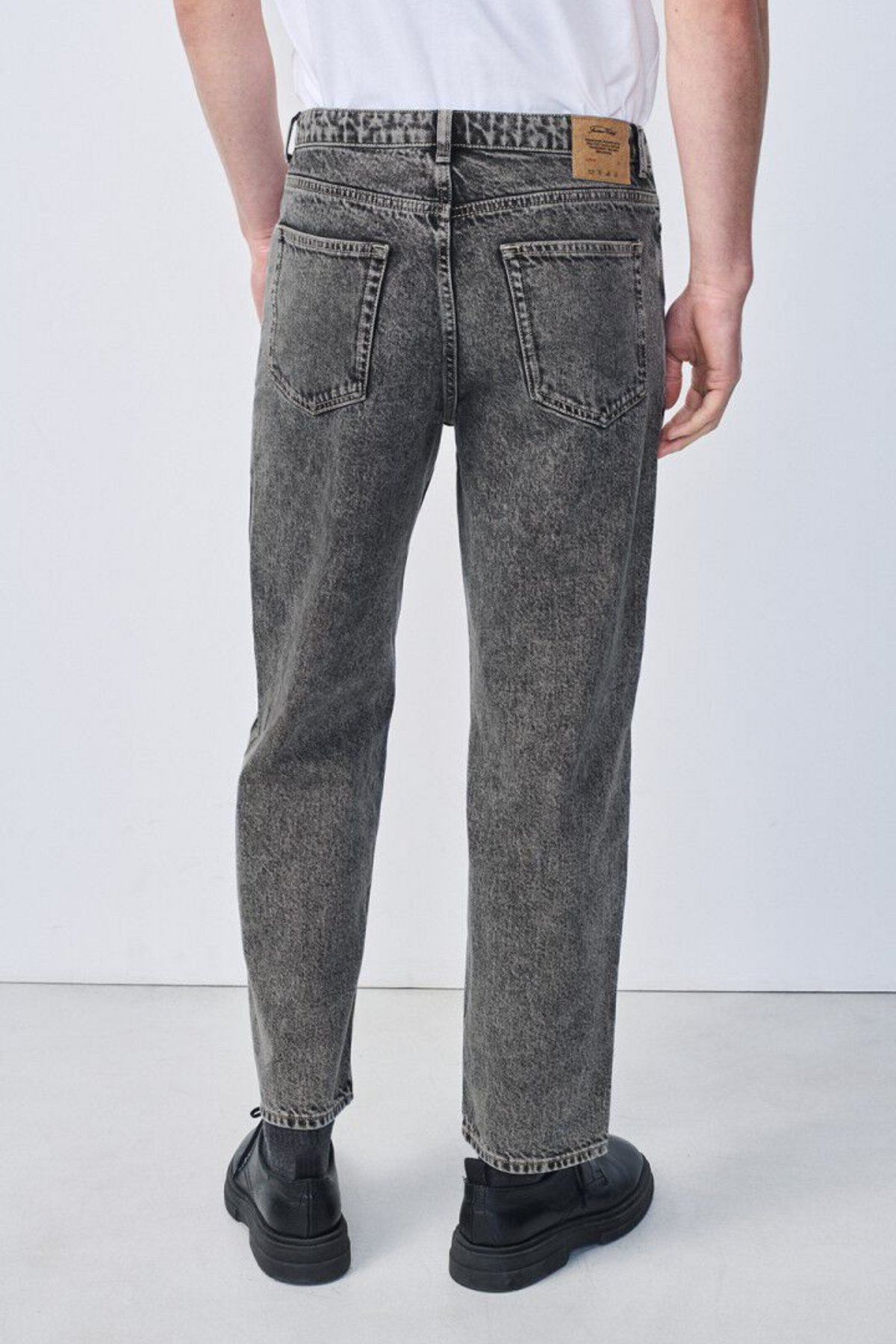 Model wearing the American Vintage yobday-b jeans in grey salt and pepper. Back view