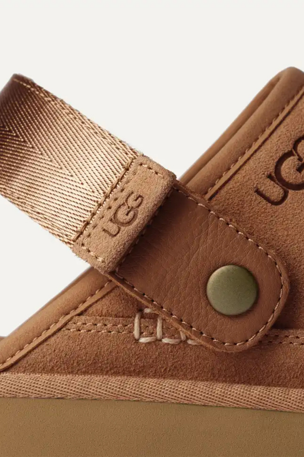 UGG man goldencoast clog in chestnut. Close logo view