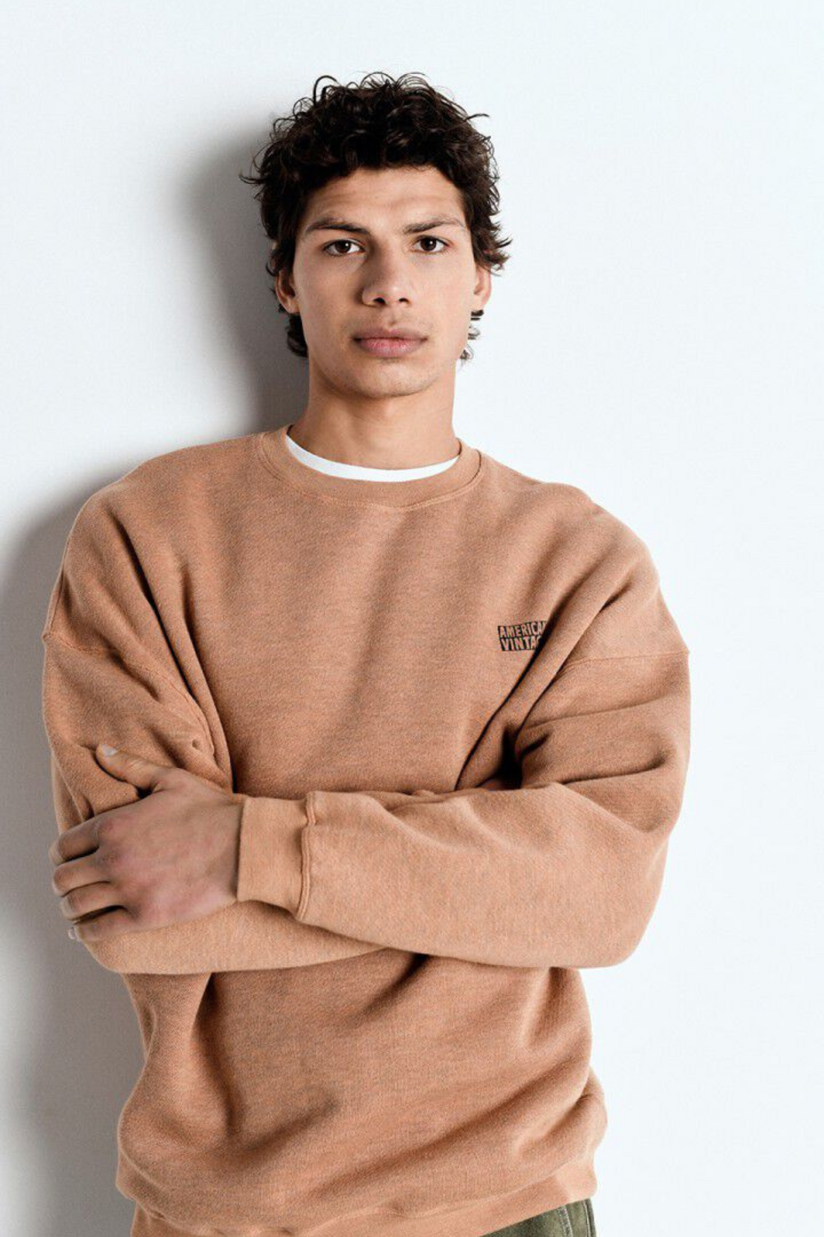 Model wearing the American Vintage doven sweatshirt in overdyed hazel. Front view